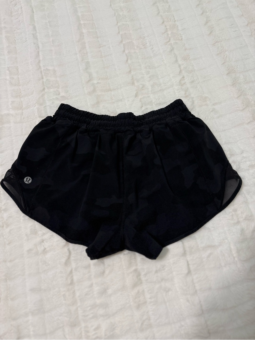 Lululemon hotty hot Heritage 365 Camo Deep Coal/Black, sz 4.  2in. Shorts - Picture 5 of 7